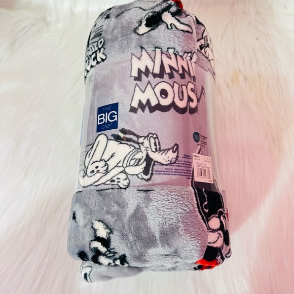 Mickey Pillows‎ and Throw Bundle - Picture 7 of 7